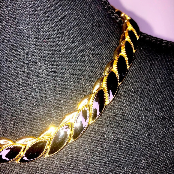5/$25 Necklace  Gold Tone Black Segments Fold Over Clasp Closure 16” Classic - Picture 2 of 3